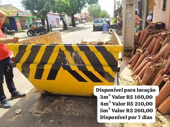 Caçamba de entulho amarela na rua